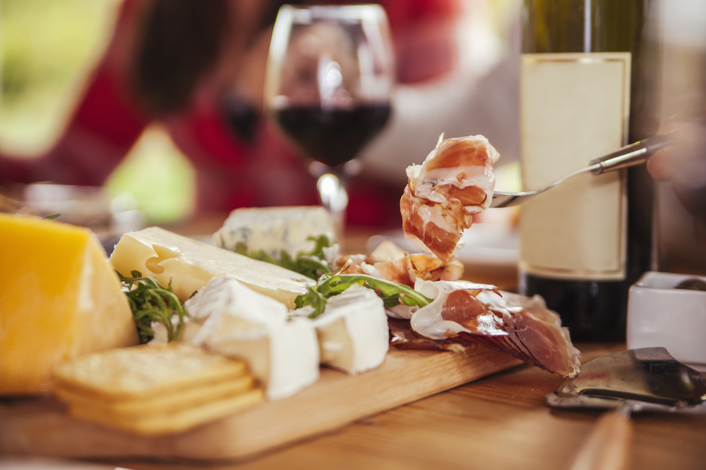 Achat coffret apéritif vin rouge fromage et charcuterie artisanale.